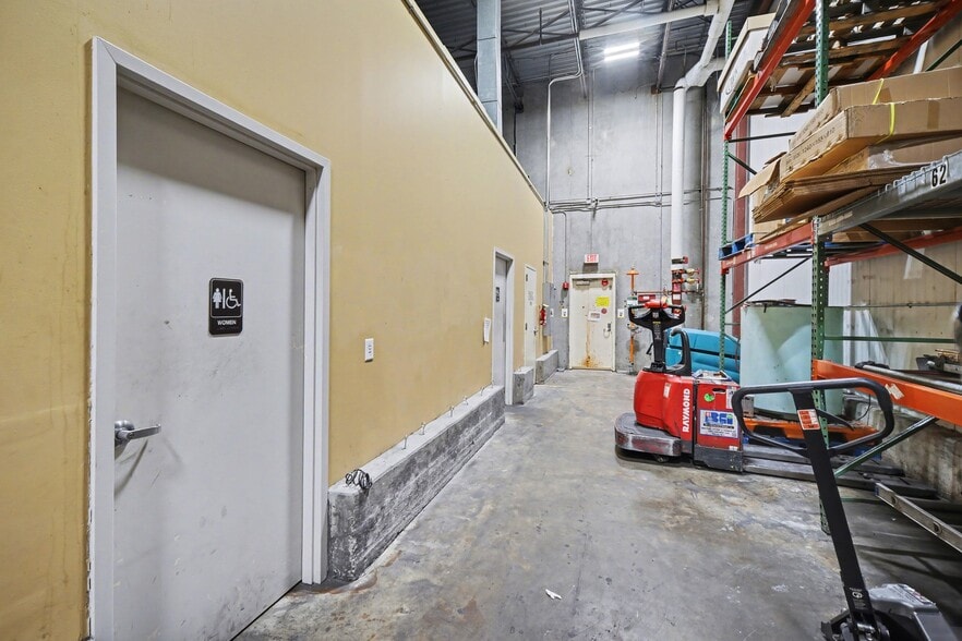 More Photos Of 10810 Withers Cove Park Dr, Charlotte Warehouse For Lease