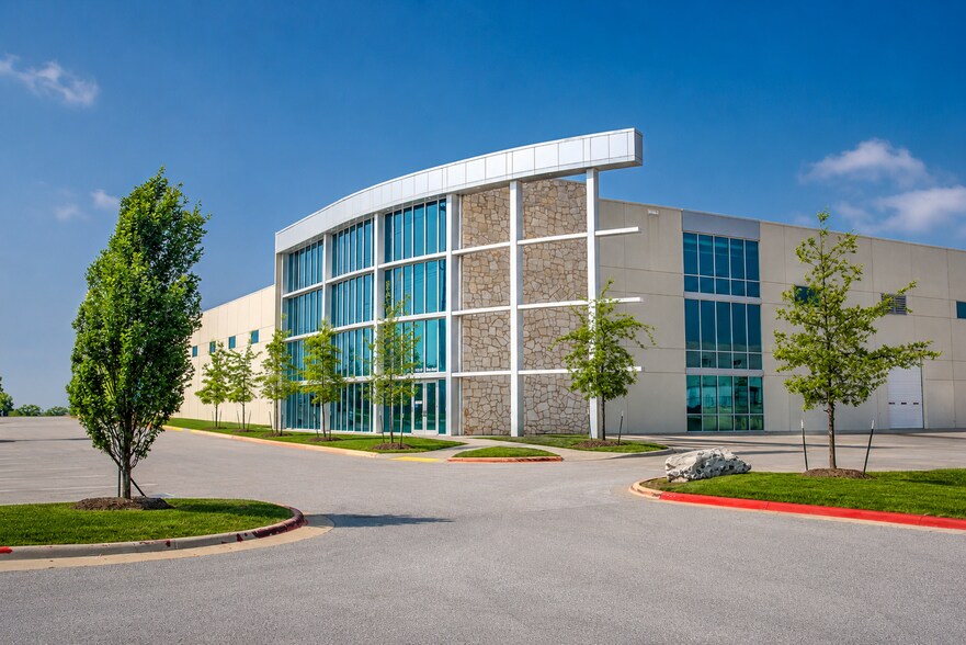 More Photos Of 5000 SW Regional Airport Blvd, Bentonville Warehouse For Lease