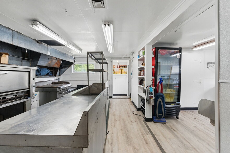 More Photos Of 200 Worthington Rd, Huntington Restaurant For Sale