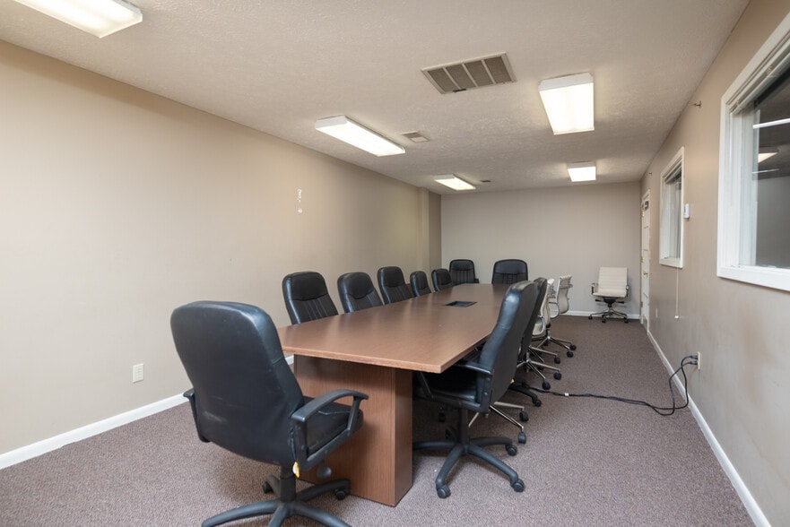 More Photos Of 1006 Lynn Ln, Starkville Flex For Lease