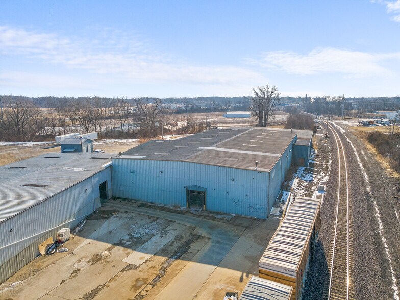 More Photos Of 908-918 E Franklin St, Hartford City Manufacturing For Sale