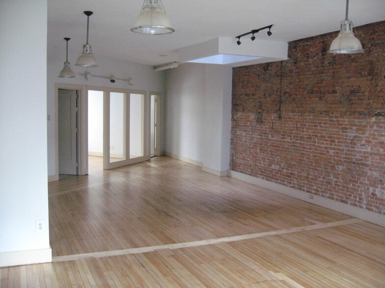 More Photos Of 104 King St, Madison Storefront Retail Office For Lease