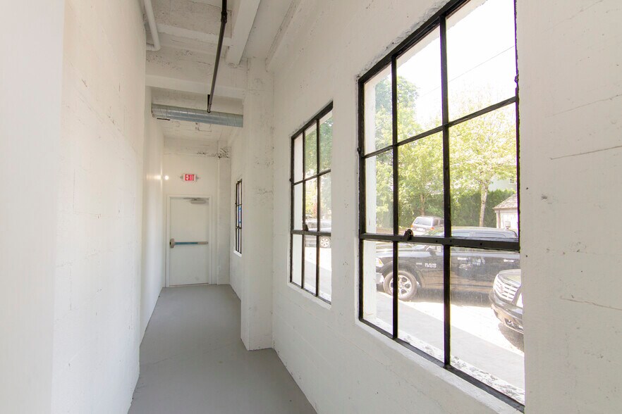 More Photos Of 3207 SW 1st Ave, Portland Showroom For Lease