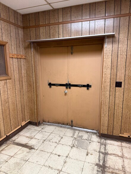 More Photos Of 1100-1102 English Rd, High Point Manufacturing For Sale