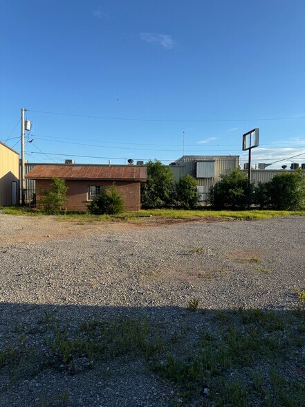 More Photos Of 201 NE 4TH St, Lindsay Manufacturing For Lease