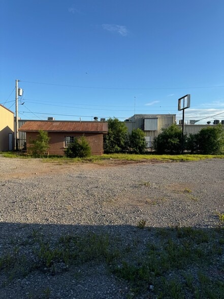 More Photos Of 201 NE 4TH St, Lindsay Manufacturing For Sale