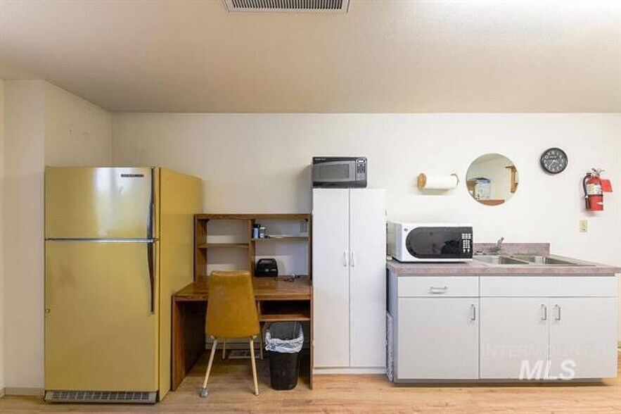 More Photos Of 603 & 621 N Main St, Moscow Distribution For Sale