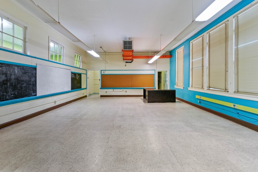 More Photos Of 5710 Wesconnett Blvd, Jacksonville Schools For Lease