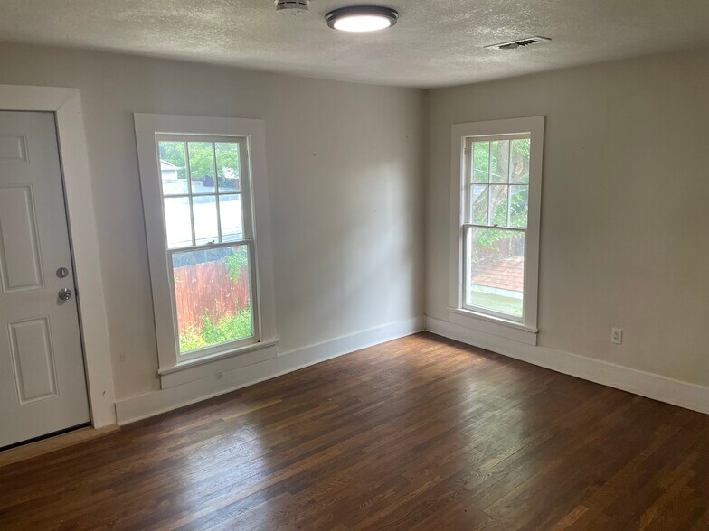 More Photos Of 5905 Slater St, Merriam Office For Lease