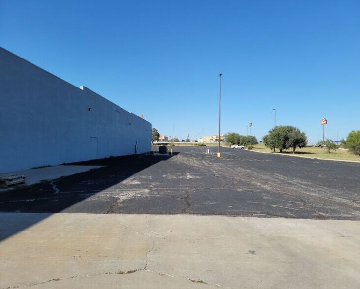 More Photos Of 210 SE Georgia Ave, Sweetwater General Retail For Sale