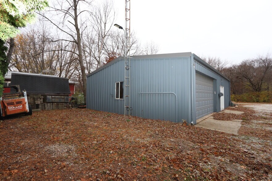 More Photos Of 536 1/2 Oak St. St, Morris Flex For Lease