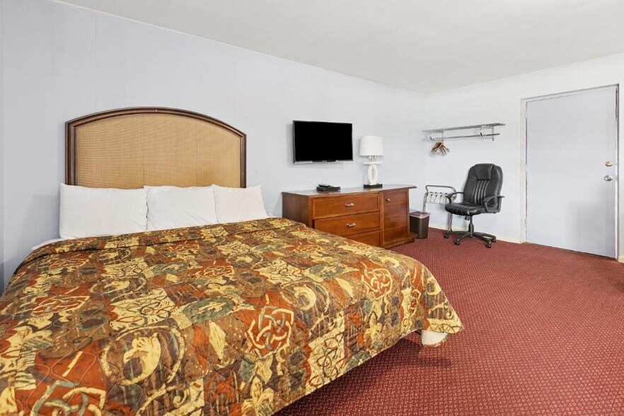 More Photos Of 6815 Dixie Hwy, Bridgeport Hotel For Sale