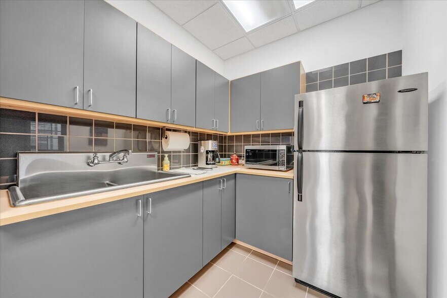 More Photos Of 907 W 14 Mile Rd, Clawson Office For Sale