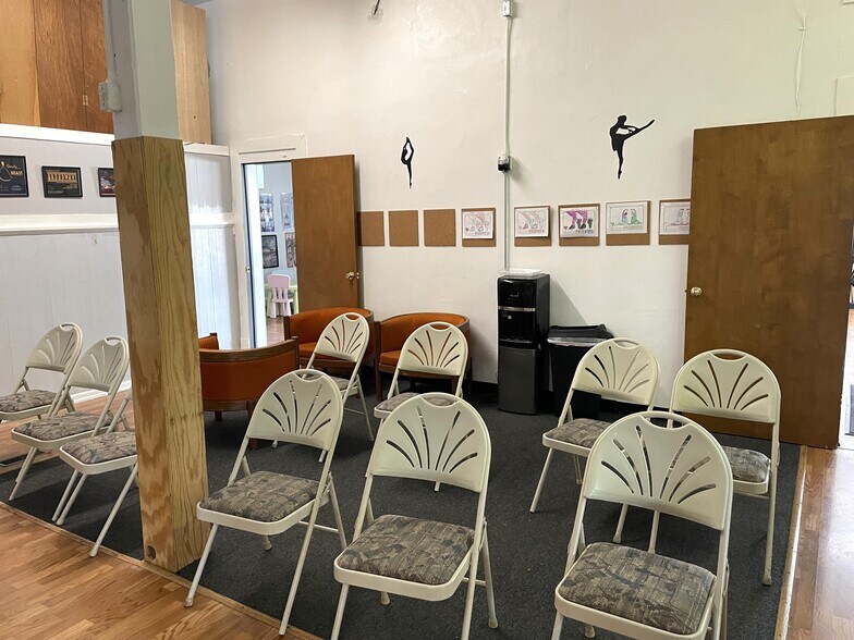 More Photos Of 307 6th St, Charleston Storefront Retail Office For Sale