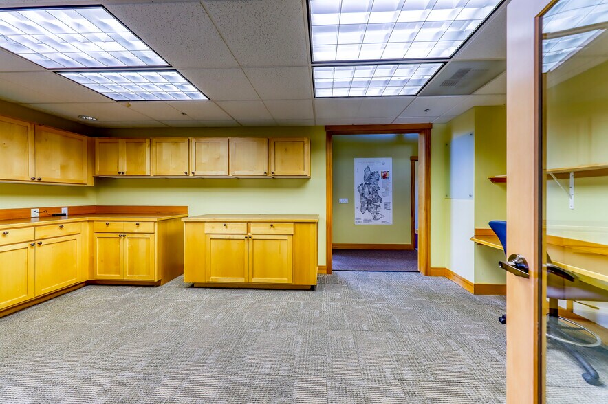 More Photos Of 818 Madison Ave N, Bainbridge Island Office For Sale