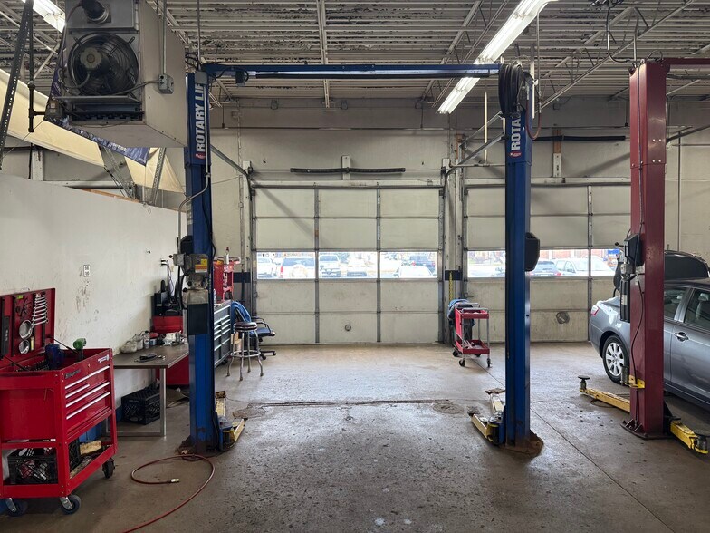 More Photos Of 7218 N Virginia Rd, Crystal Lake Light Distribution For Sale