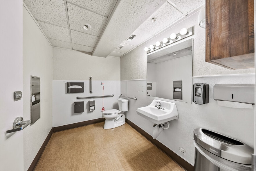 More Photos Of 2166 NW Vine St, Grants Pass Medical For Sale