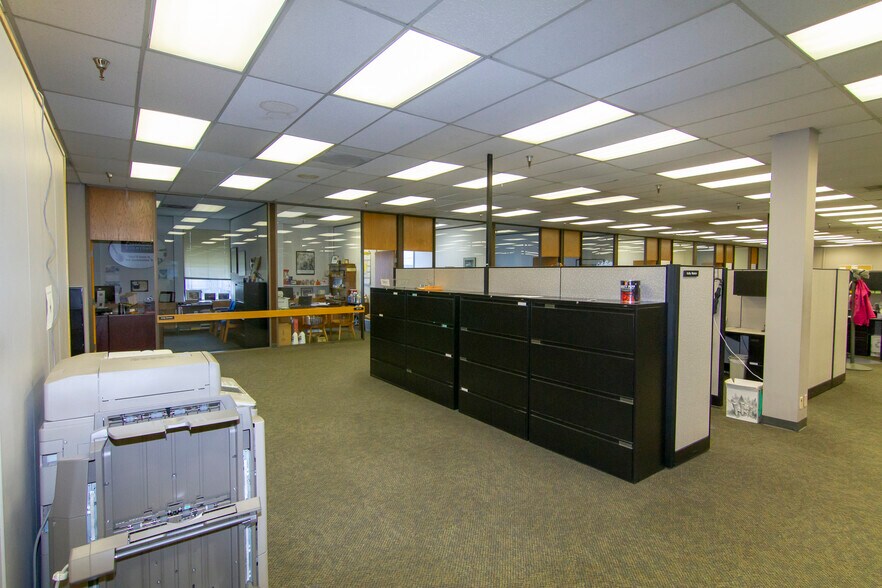 More Photos Of 6433 SE Lake Rd, Portland Office For Sale