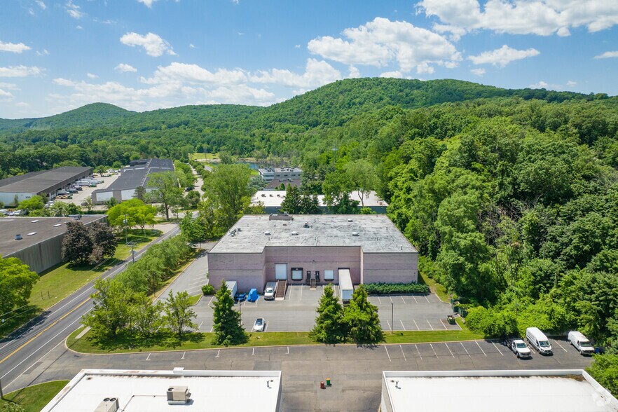 More Photos Of 237 West Pky, Pompton Plains Warehouse For Lease
