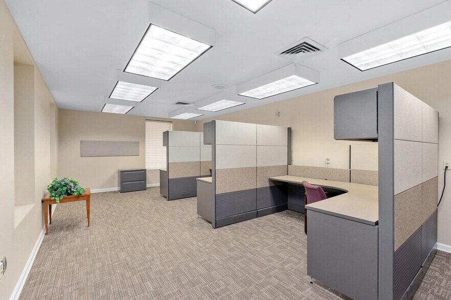 More Photos Of 1997 Capital Cir NE, Tallahassee Bank For Lease