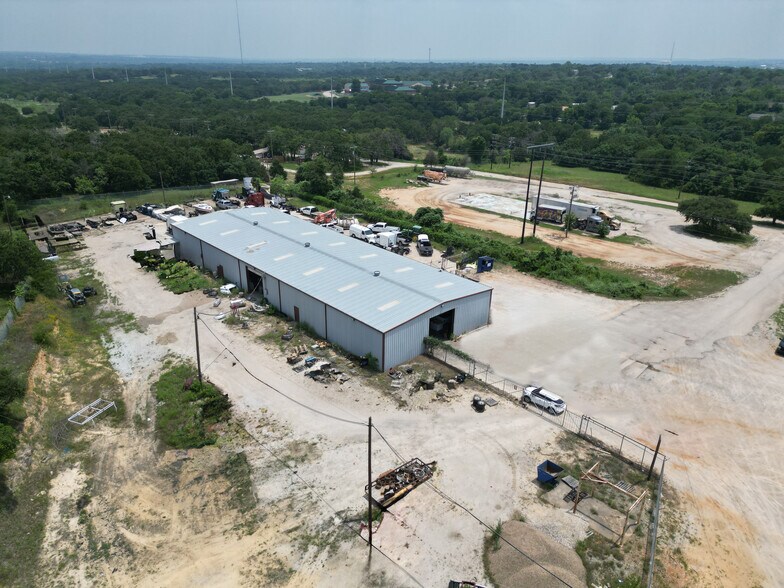 More Photos Of 207 Samuel Dr, Weatherford Warehouse For Lease