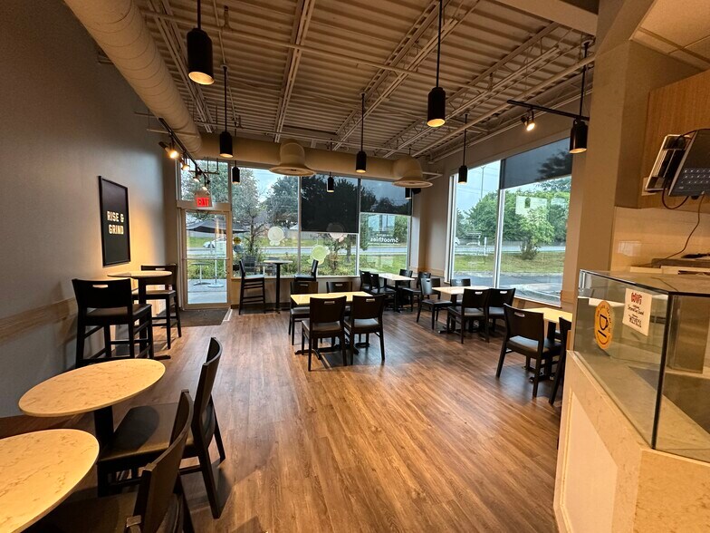 More Photos Of 486 Hazeldean Rd, Ottawa Freestanding For Sale