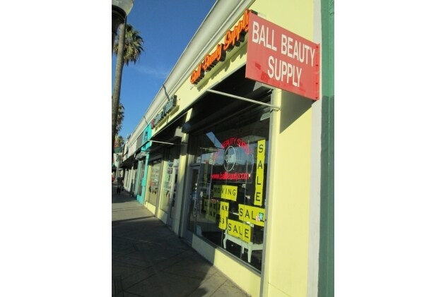 More Photos Of 416-424 N Fairfax Ave, Los Angeles Storefront For Lease