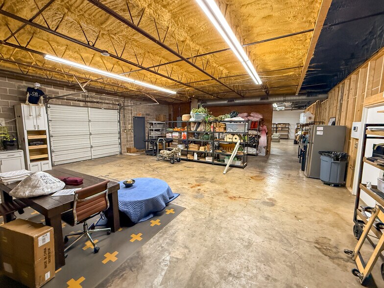More Photos Of 12131-12137 Valliant St, San Antonio Showroom For Sale