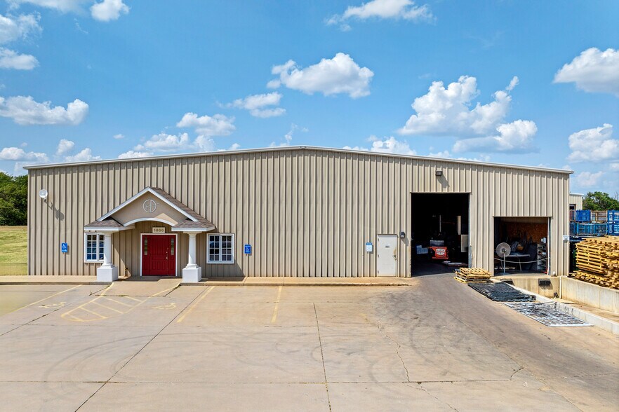 More Photos Of 1800 SE 9th St, Newton Manufacturing For Sale