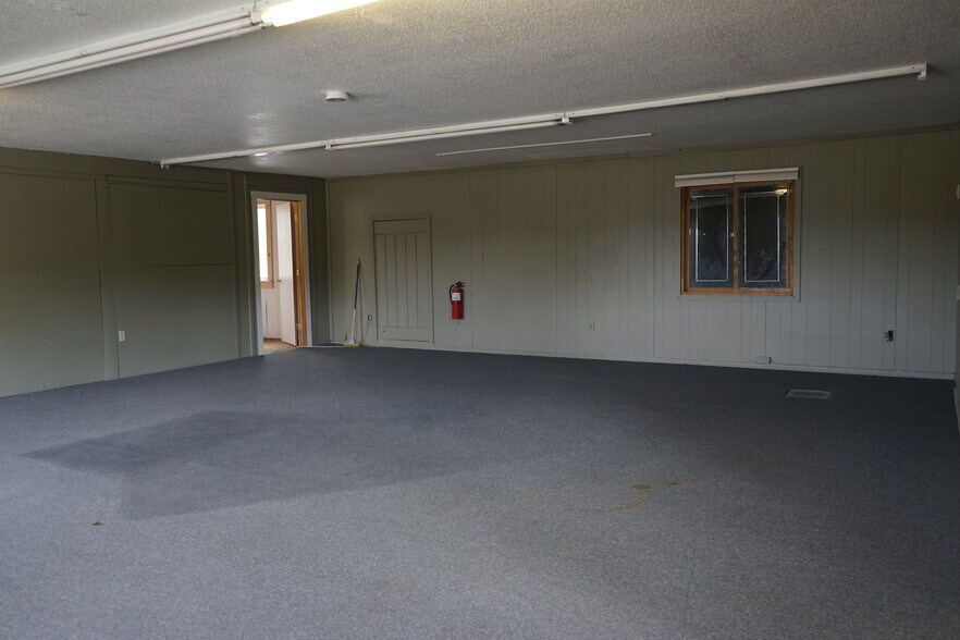 More Photos Of 12 Southmayd St, Campton Freestanding For Sale