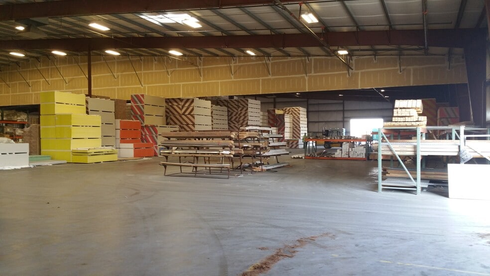 More Photos Of 3401 N Sillect Ave, Bakersfield Distribution For Lease