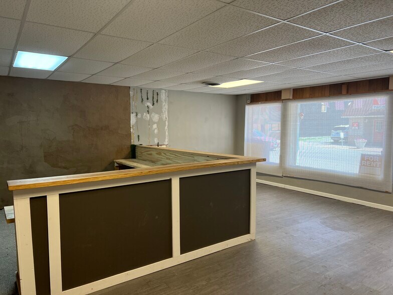 More Photos Of 300 E Broadway Blvd, Johnston City Specialty For Sale