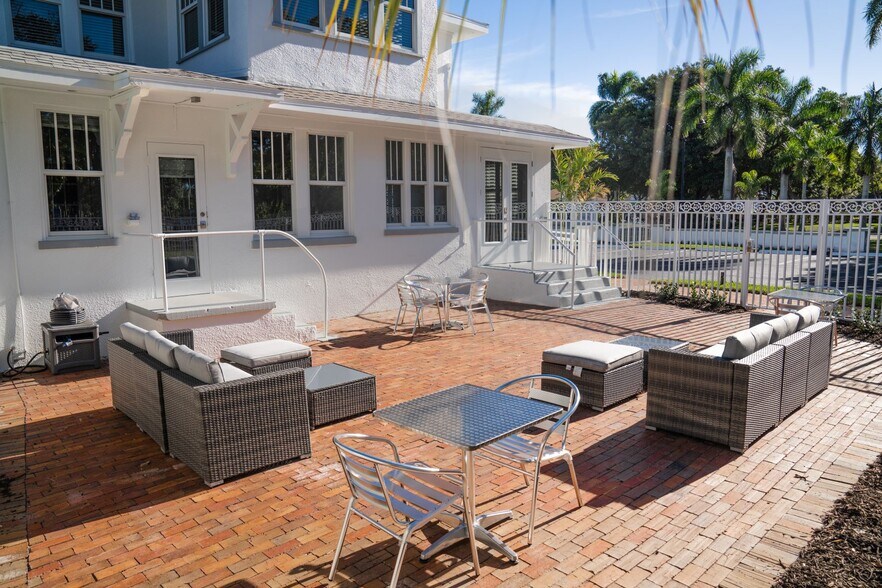 More Photos Of 2300 McGregor Blvd, Fort Myers Office For Lease