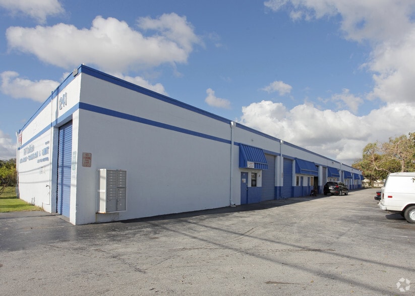 More Photos Of 1241-1251 N Dixie Hwy, Pompano Beach Warehouse For Lease