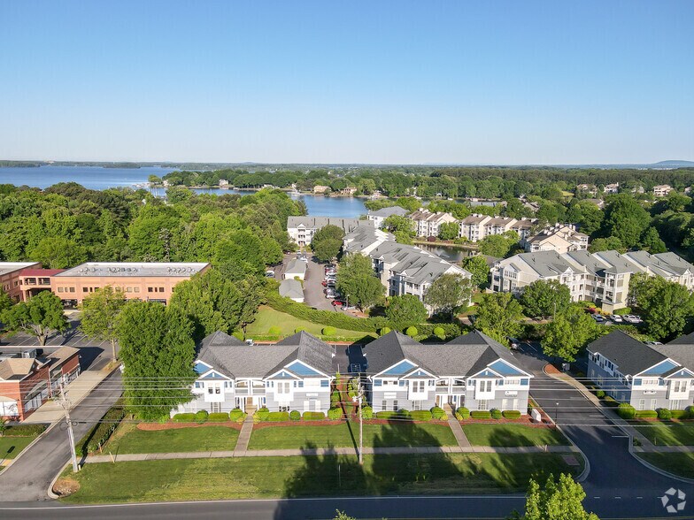 More Photos Of 18125-18131 W Catawba Ave, Cornelius Office For Lease