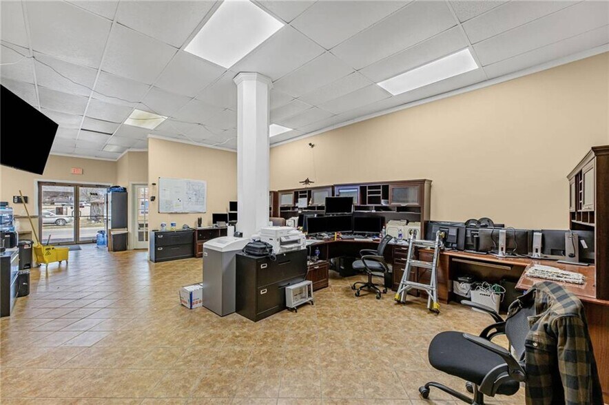 More Photos Of 702 SW South Ave, Blue Springs Warehouse For Lease