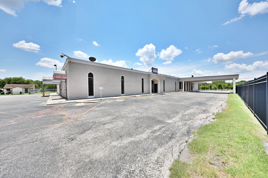 More Photos Of 2402-2406 Commercial Ave, San Antonio Medical For Sale