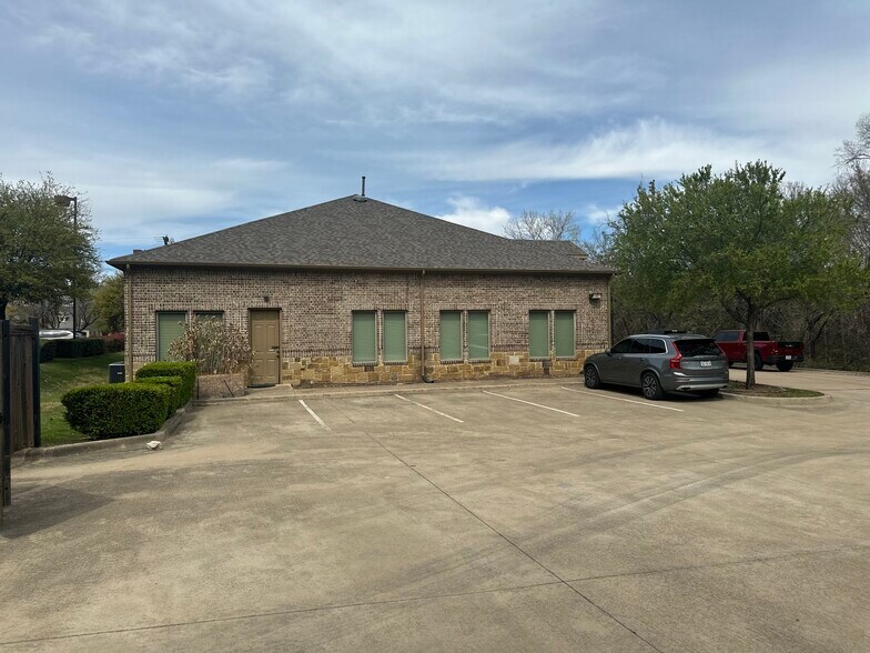 More Photos Of 1323 W Northwest Hwy, Grapevine Office For Lease