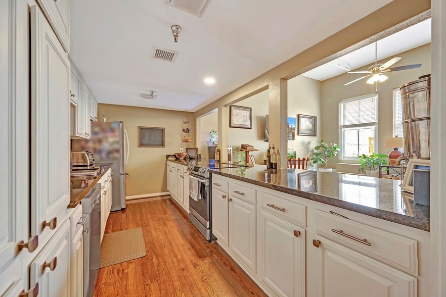 More Photos Of 2119 Strand St, Galveston Freestanding For Sale