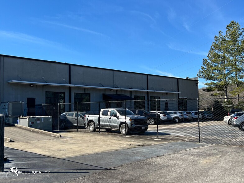 More Photos Of 1030 London Dr, Birmingham Light Distribution For Sale