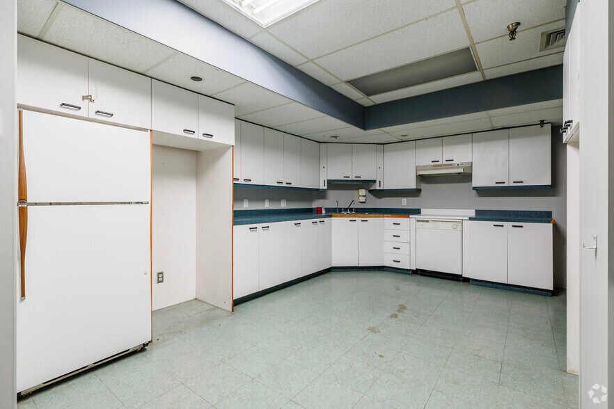 More Photos Of 2325 Rue Dandurand, Montréal Warehouse For Lease