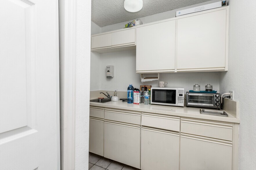 More Photos Of 13663 Prairie Ave, Hawthorne Office For Sale
