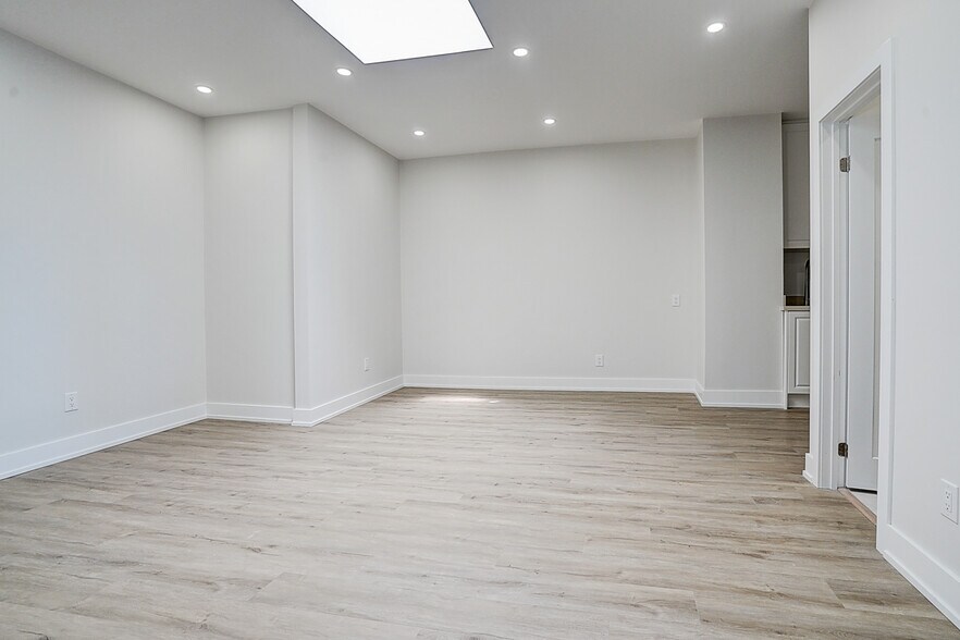 More Photos Of 349 Spadina Av, Toronto Storefront Retail Residential For Sale
