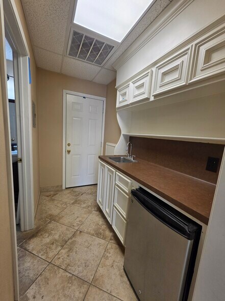 More Photos Of 14343 Torrey Chase Blvd, Houston Office For Sale
