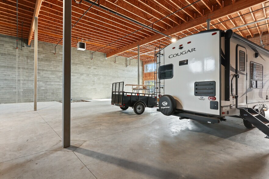 More Photos Of 21600 SE Stark St, Gresham Service For Lease