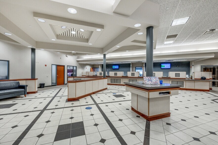 More Photos Of 1900 Country Club Dr, Mansfield Bank For Lease