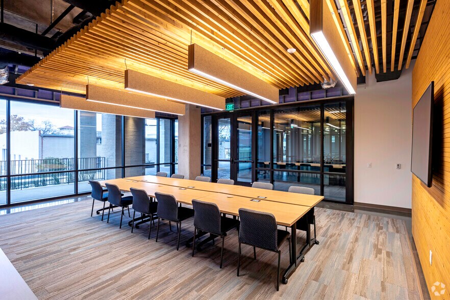 More Photos Of 711 Broadway St, San Antonio Office For Sale