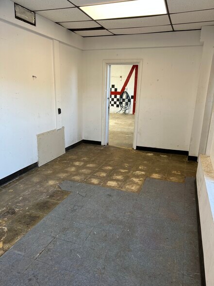 More Photos Of 9335 Crain Hwy, Faulkner Auto Repair For Lease