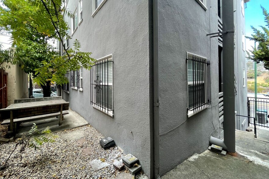 More Photos Of 1000 E 33rd St, Oakland Apartments For Sale