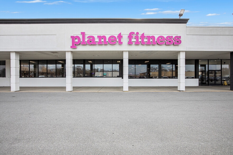 More Photos Of 2055 Gratiot Blvd, Marysville Unknown For Lease